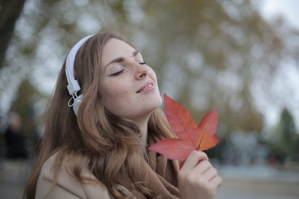 Is humming a sign of mental illness?